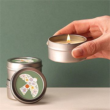 Bougie baptême colombe fleurie argent - Bougie allumée