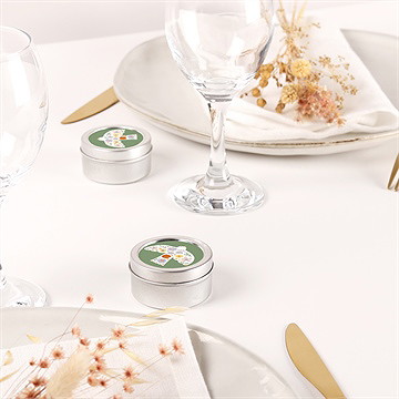 Bougie baptême colombe fleurie argent - Mise en situation