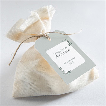 Etiquette baptême photo vert sauge - Mise en situation