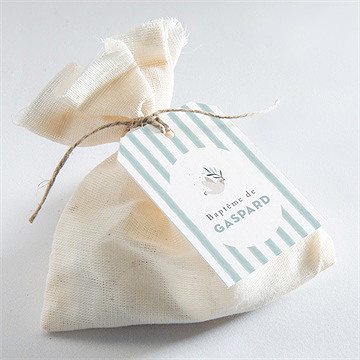 Etiquette baptême colombe et rayures - Mise en situation