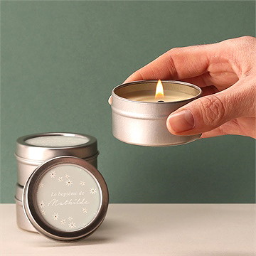 Bougie baptême fleuri vert d'eau argent - Bougie allumée