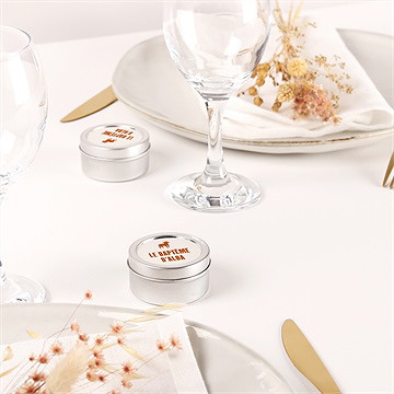 Bougie baptême rayures ocres argent - Mise en situation