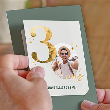 Invitation anniversaire paillette couleur 30 ans - Mise en situation