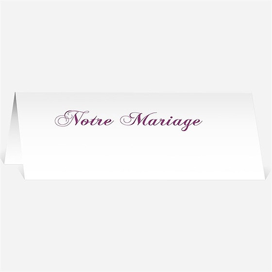 Marque-place mariage dans un lit de roses