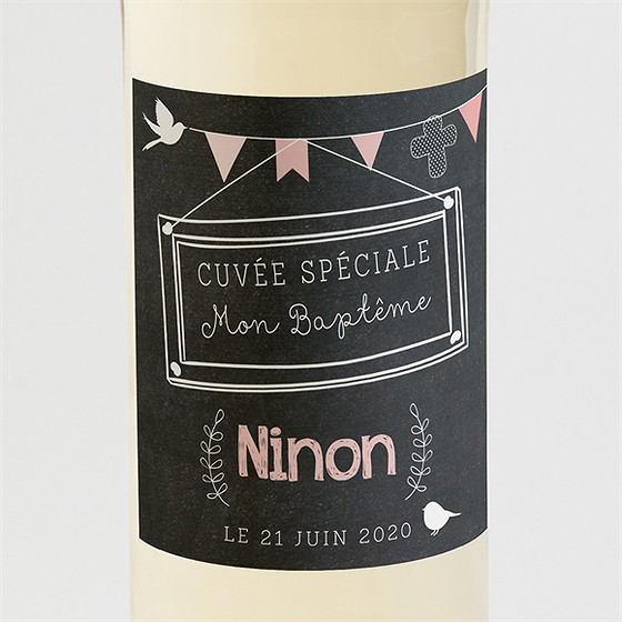 Etiquette de bouteille baptême fanions roses sur ardoise