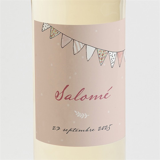 Etiquette de bouteille naissance sur un fil