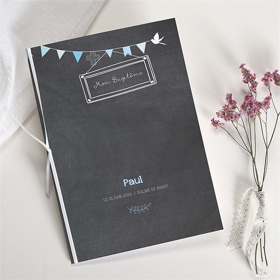 Livret de messe baptême fanions bleus sur ardoise
