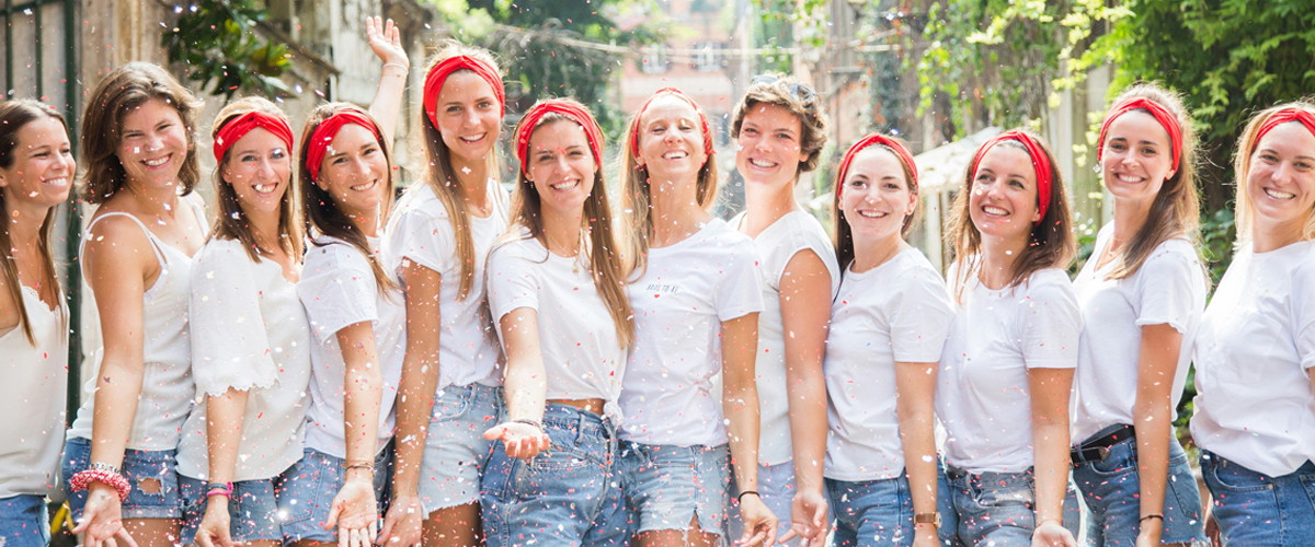 Groupe de copines qui font la fête