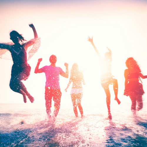 Groupe d'amies courant dans l'eau