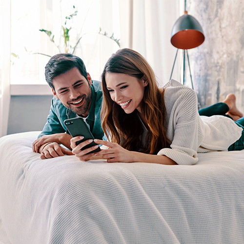 Couple qui annonce sur les réseaux sociaux.