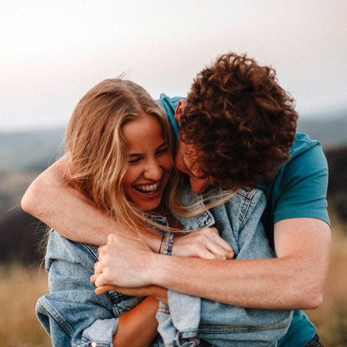 Couple qui annonce ses fiançailles.