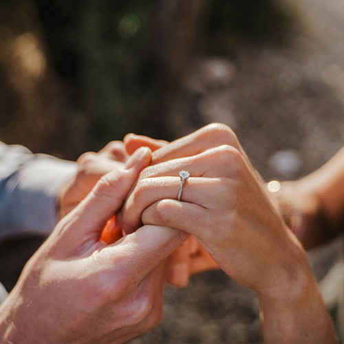 mains avec une bague de fiançailles