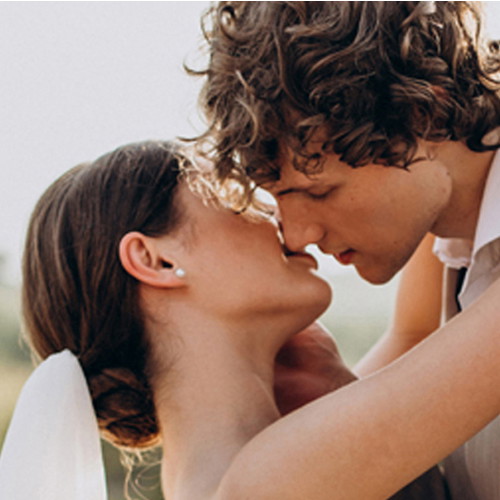 Couple de mariés qui s'embrassent