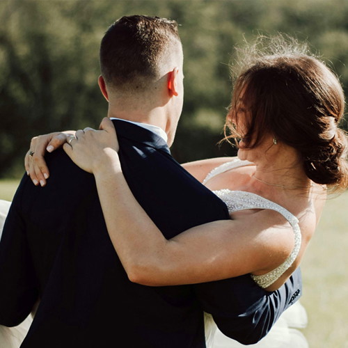 Le marié porte la mariée